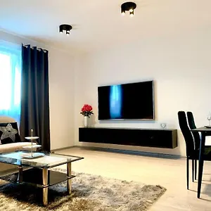 Apartment Spacious Near Hockey And Football Arena *