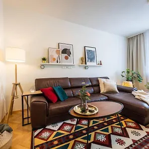 I & I Apart, Garage - Historical Old Town Apartment