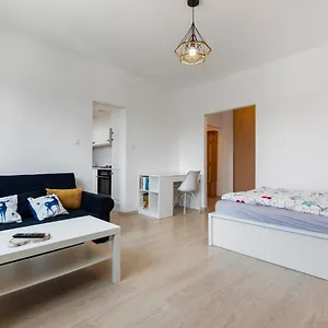 20 Minutes From Center W Netflix, Coffee Or Tea & Parking Apartment