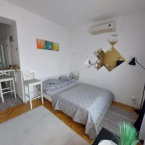 Near Bus Station With The Self-check-in Apartment *