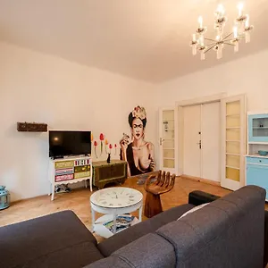 Frida Apartment *