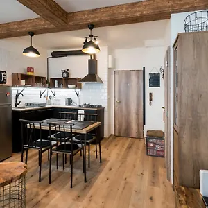Apartment Stylish Centrally Located 1br With Parking *