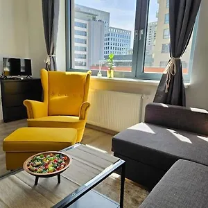 Trendy & Quiet Urban Oasis Flat *