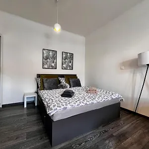 Air Conditioned 5 Min To Railway Station - Old Town Apartment