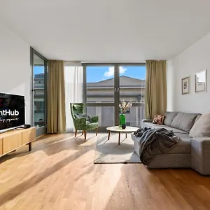 Escape Riverfront 2 Bedroom With Balcony Apartment *