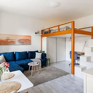 Historical Hideaway Apartment *