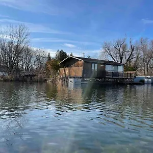 Na Hrote Ostrova Dobrodruzne Byvanie Na Hausbote *