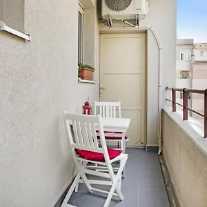 Apartment Air Conditioned 1 Bdr Near Train Station *