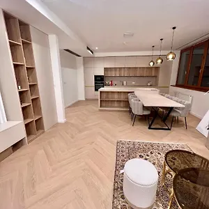 Apartment Stylish 3 Bedroom In The Hearth Of Center With History