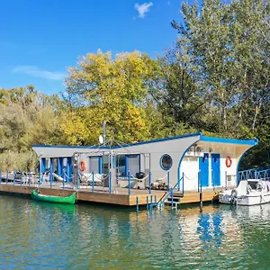 Ocarujuci Houseboat Na Dunaji Bratislava