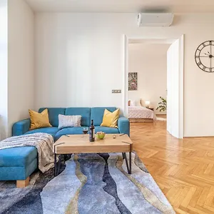 Stylish Luxury Flat In Old Town