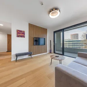 Stylish Downtown - Location & Parking