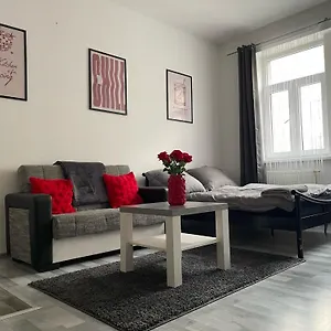 Tiffany In The Center Apartment
